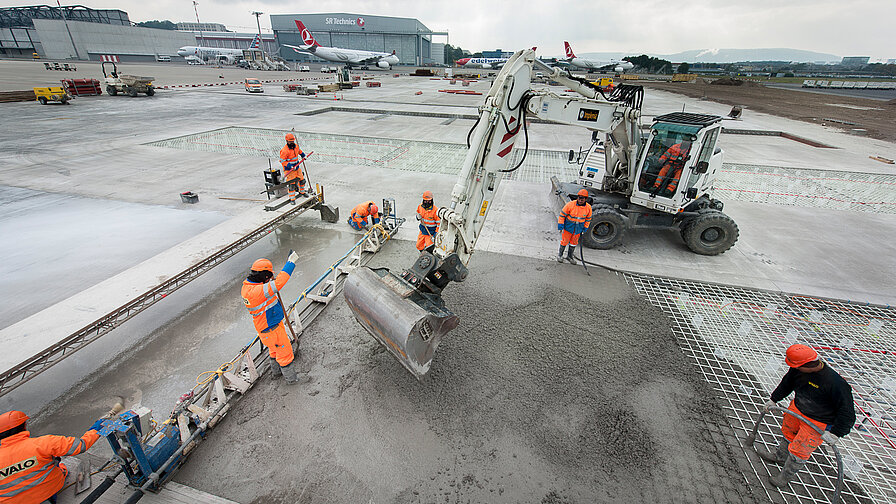 Die Erweiterungsarbeiten am Flughafen Zürich beinhalten unter anderem das Verlegen von Induktionsschlaufen zur Unterstützung der Sicherheit auf Start-/Landepisten und Rollwegen.