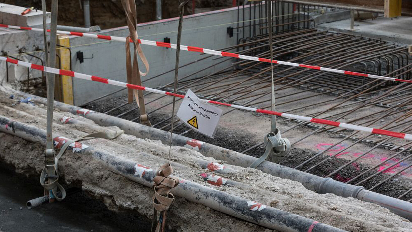 Für die Betonarbeiten wurden die Stark- und Bahnstromleitungen freigelegt.