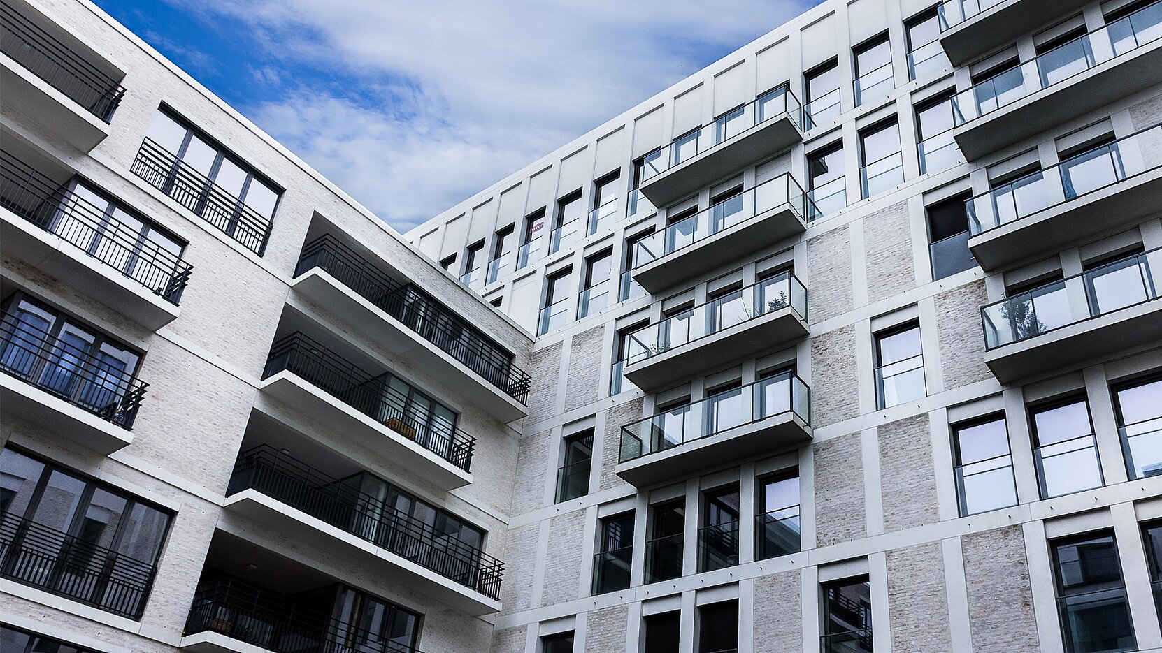 Nieuwe Molens - Le nouveau bâtiment adjacent avec balcons préfabriqués