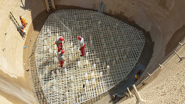 Fertig verlegte Glasfaserbewehrung in der Baugrubensohle vor dem Betoneinbau.