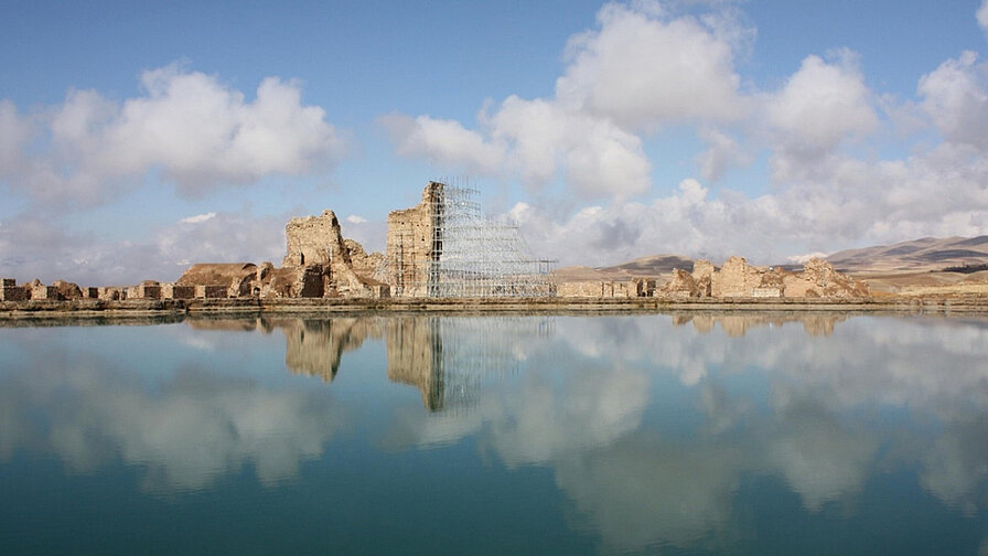 Takht-e Soleyman, Ansicht des westlichen Iwans im Jahr 2011. 