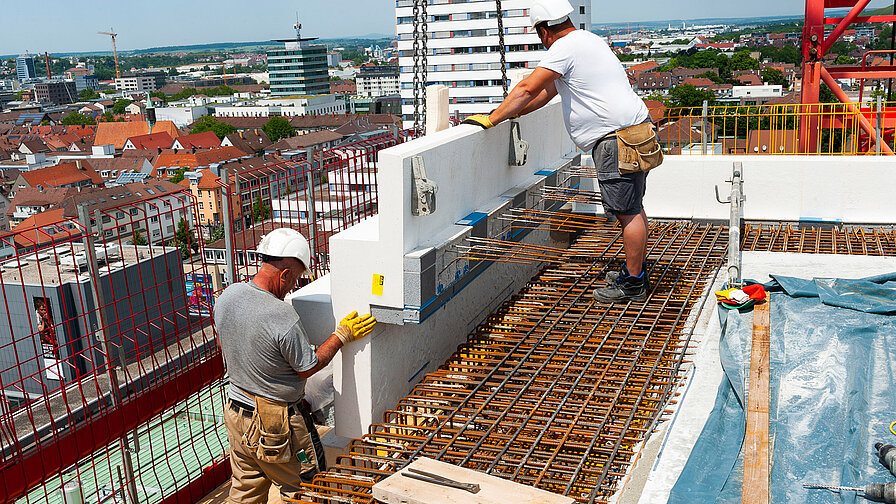 Vor Ort wurden die querliegenden Gesimse mit dem eingebauten Schöck Isokorb über die Pilaster gelegt und durch eine Deckentisch-Sonderkonstruktion provisorisch abgestützt. 