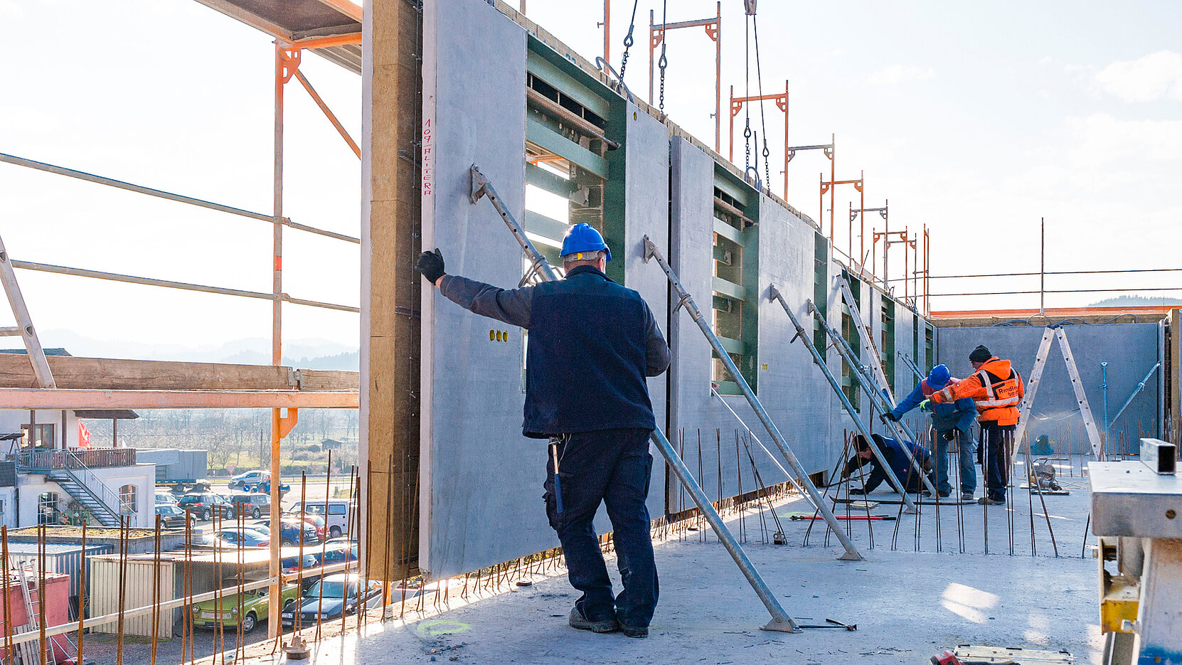 Der Neubau wurde auf einem 29 Ar großen Gelände errichtet.