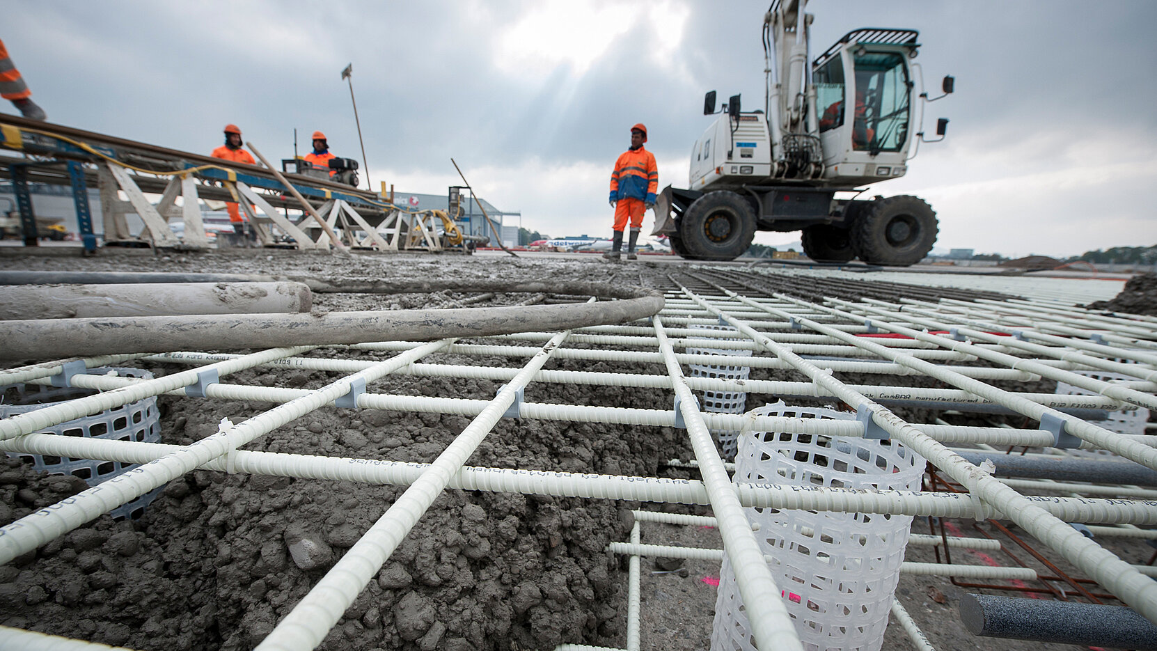 Combar® von Schöck ist eine glasfaserverstärkte Kunststoffarmierung, die weder elektrisch noch magnetische Ströme leitet., Foto Thomas Entzeroth