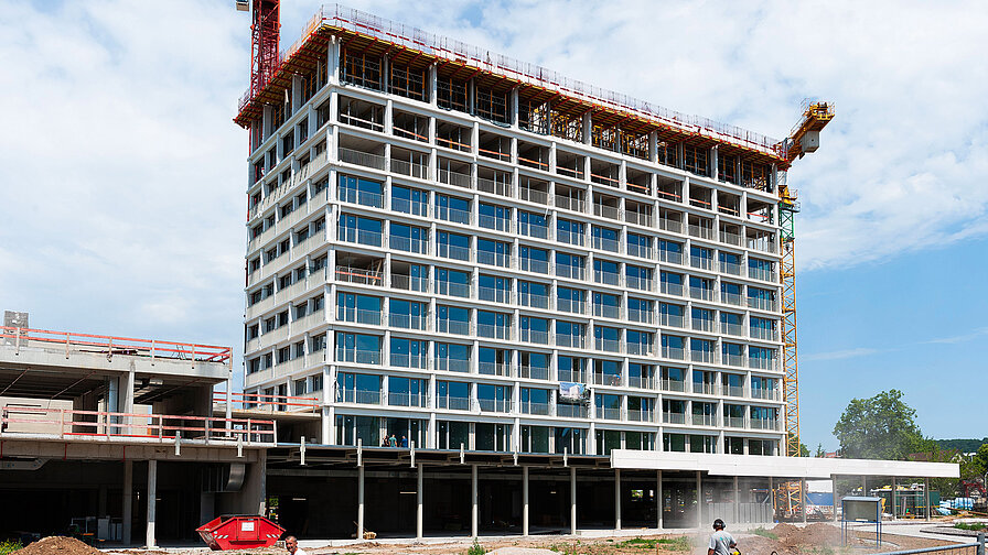 Am Stadtpark in Heilbronn ist ein luxuriöses Vier-Sterne-Plus-Hotel mit einer innovativen Betonfassade entstanden. 