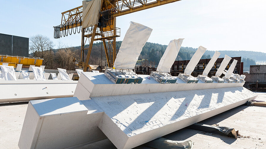 Die Fertigteile wurden mit einem Vorlauf von vier bis sechs Wochen produziert, damit ein reibungsloser Ablauf auf der Baustelle garantiert war. Pro Geschoss waren das jeweils sieben Lkw vollbeladen mit Betonfertigteilen – insgesamt eine Last von über 1.00